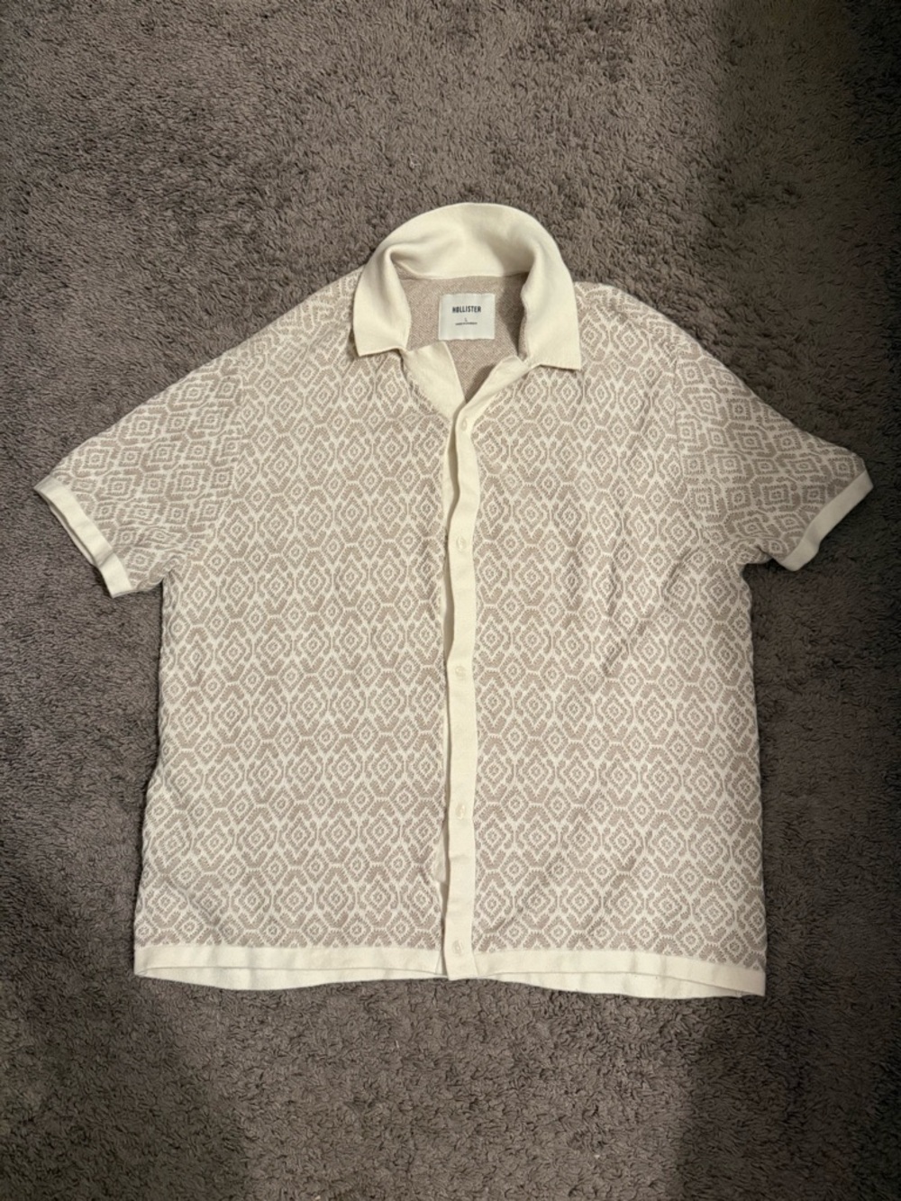 Hollister Cream Geometric Short-Sleeve Button-Up Shirt